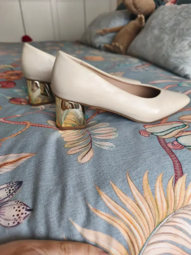 Zapatos salón beige tacón dorado