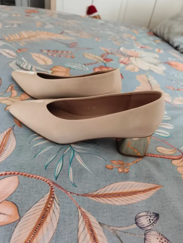 Zapatos salón beige tacón dorado