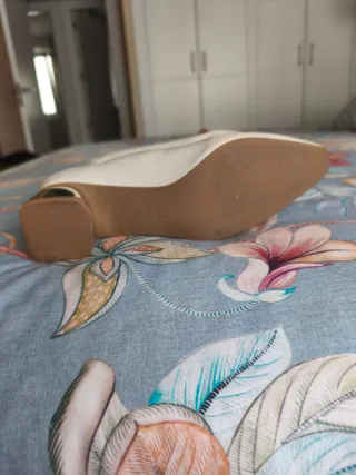 Zapatos salón beige tacón dorado