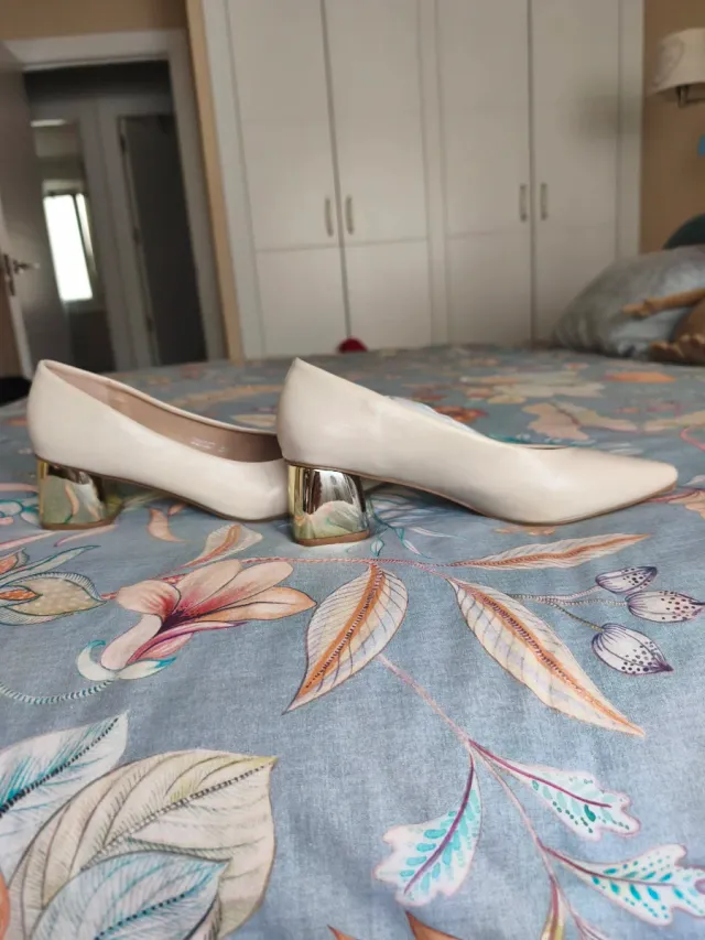 Zapatos salón beige tacón dorado