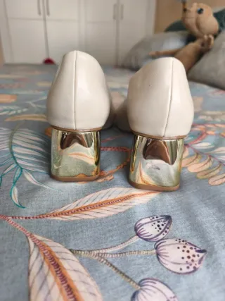 Zapatos salón beige tacón dorado