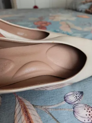 Zapatos salón beige tacón dorado