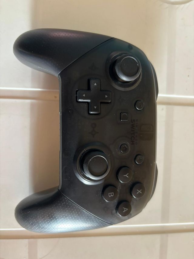 Nintendo Switch + FIFA 23 + Controller Pro