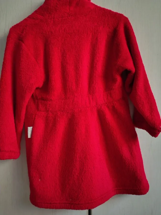 Bata infantil roja con estrellas