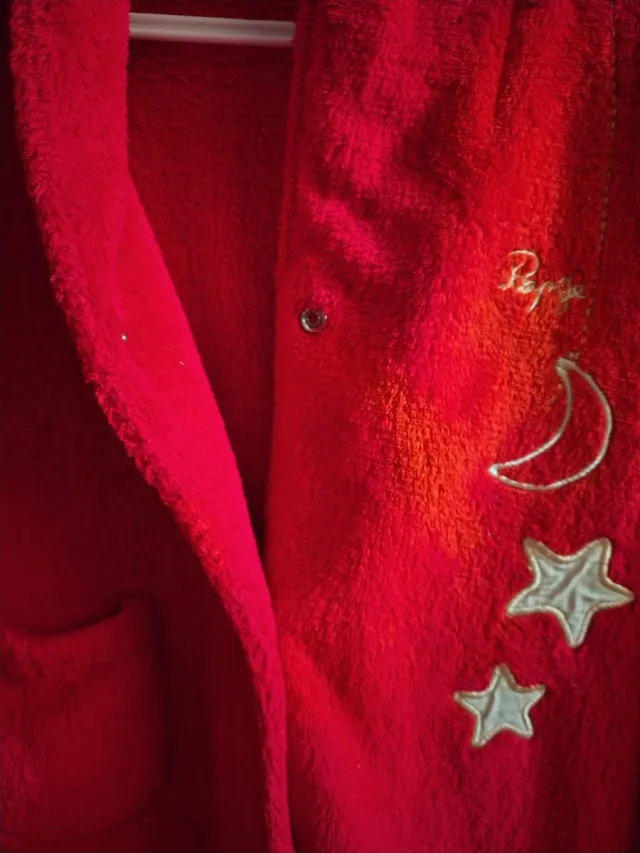 Bata infantil roja con estrellas
