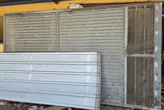 Puerta de terreno metálica