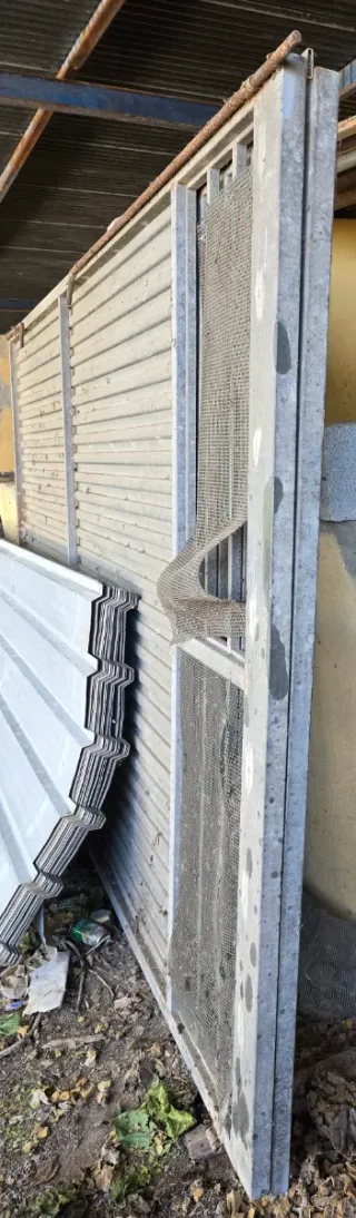 Puerta de terreno metálica