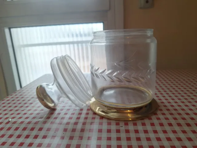 Bote vintage elegante con tapa