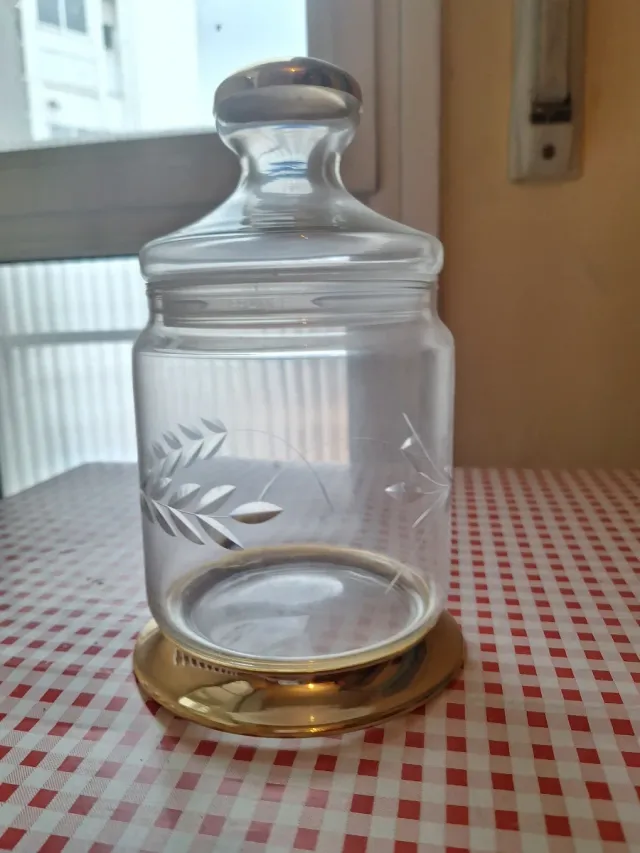 Bote vintage elegante con tapa