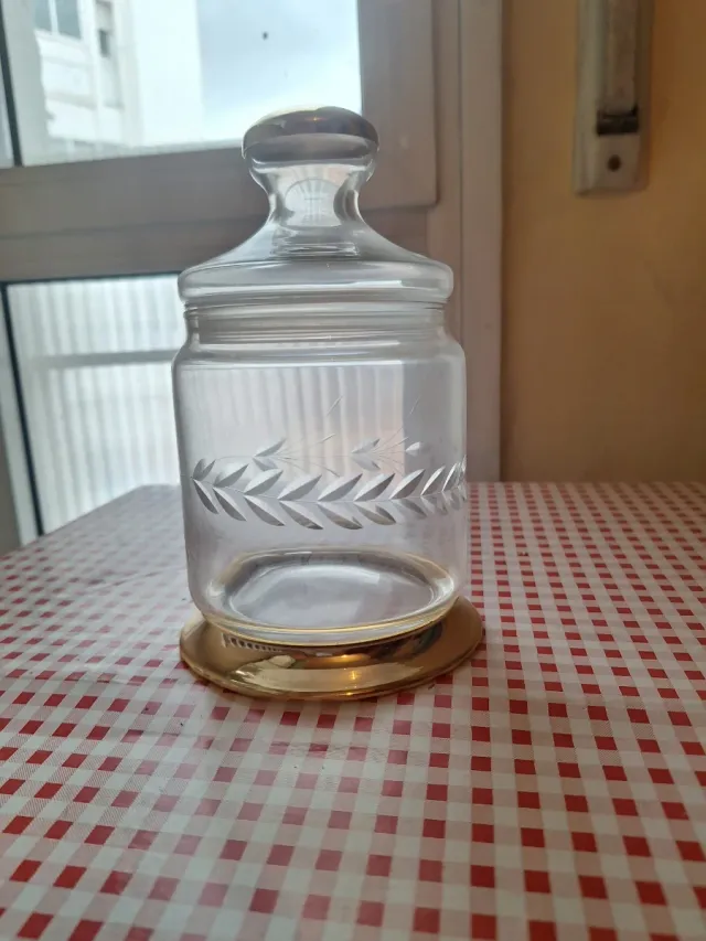 Bote vintage elegante con tapa