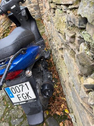 Moto 125cc azul por no usar
