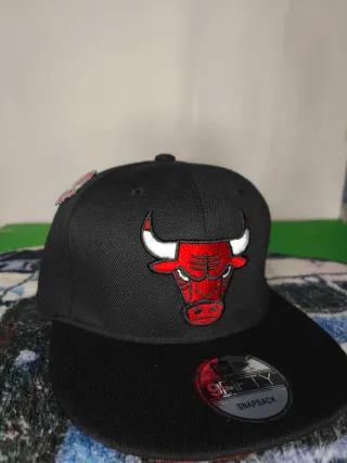 Gorra New Era Chicago Bulls Snapback Negra + pin