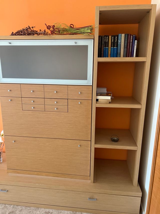 Mueble de comedor de madera y cristal