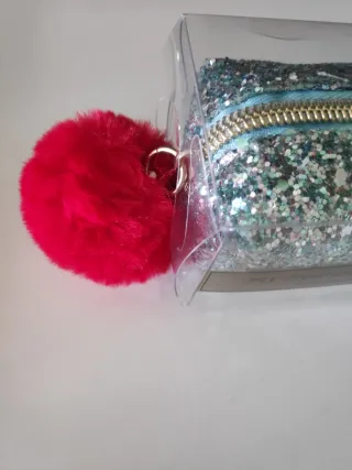 Monedero Woman Secret con pompón rosa