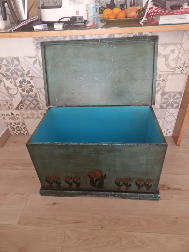 Baúl de madera decorado
