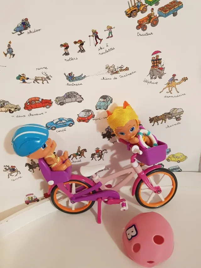 Bicicleta Barriguitas con muñeca y casco