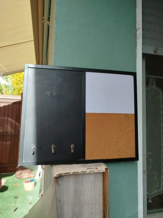 Pizarra y corcho con ganchos