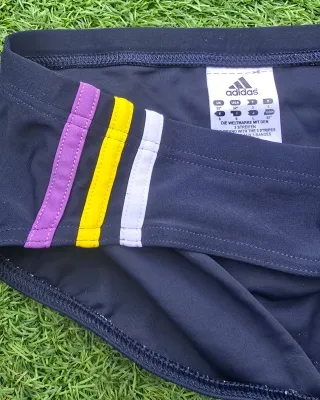 Bañador Adidas slip azul marino y rayas de colores