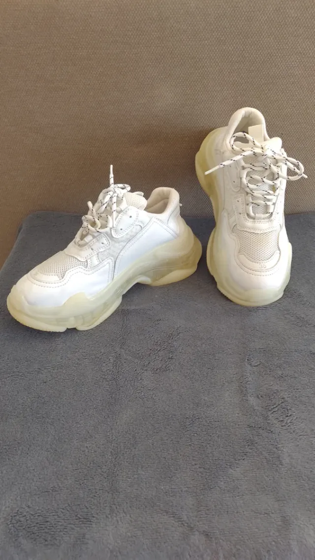 Sneakers bianche con suola in silicone traslucida. N° 36