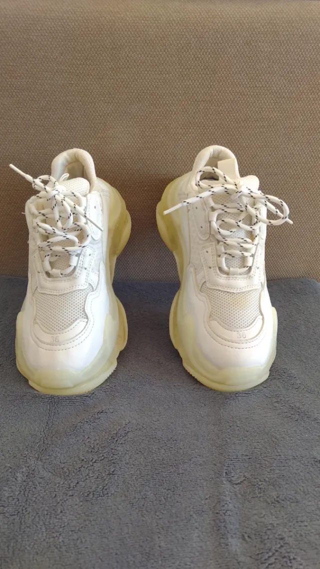 Sneakers bianche con suola in silicone traslucida. N° 36