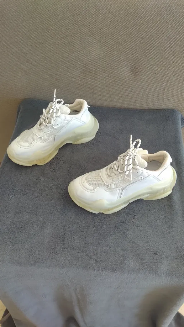 Sneakers bianche con suola in silicone traslucida. N° 36