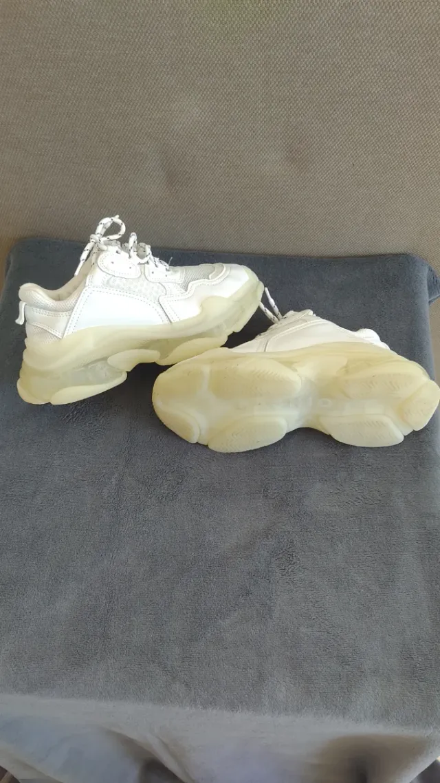 Sneakers bianche con suola in silicone traslucida. N° 36