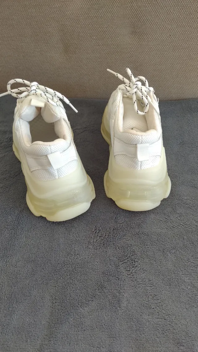 Sneakers bianche con suola in silicone traslucida. N° 36