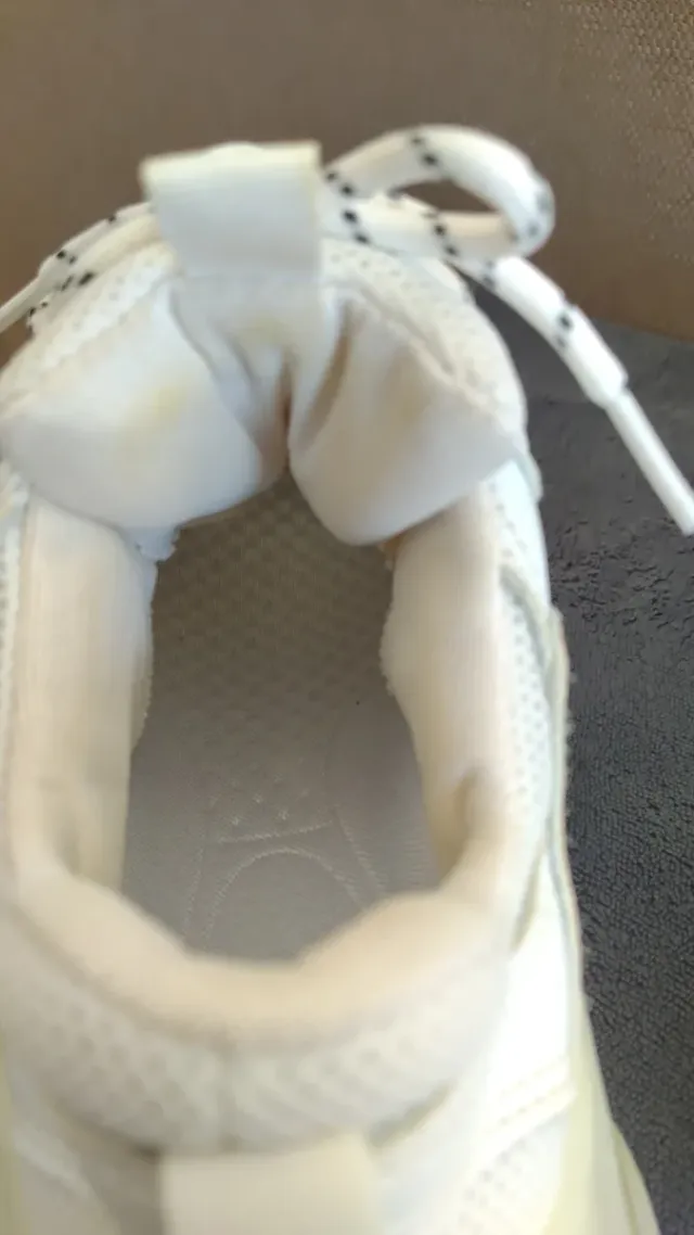 Sneakers bianche con suola in silicone traslucida. N° 36