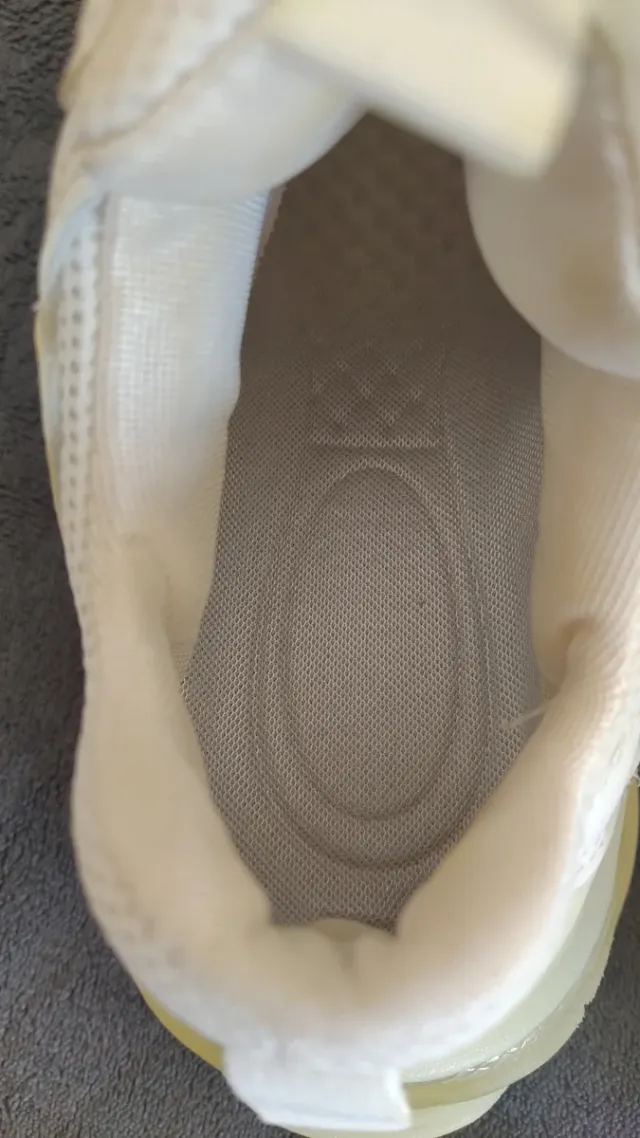 Sneakers bianche con suola in silicone traslucida. N° 36