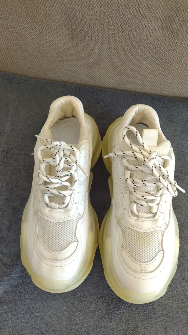 Sneakers bianche con suola in silicone traslucida. N° 36