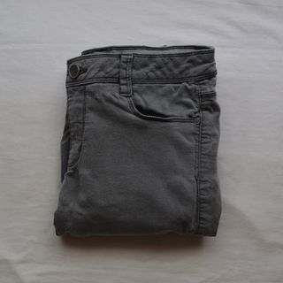 Pantalón skinny gris elástico