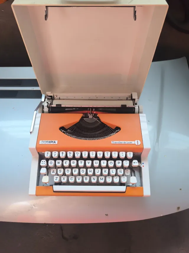 Máquina de escribir Olympia Traveller de Luxe