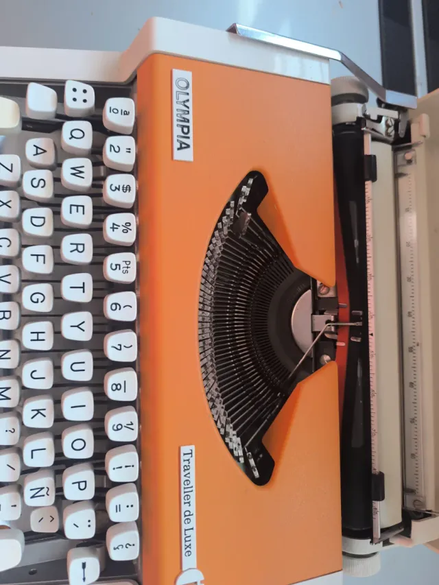 Máquina de escribir Olympia Traveller de Luxe