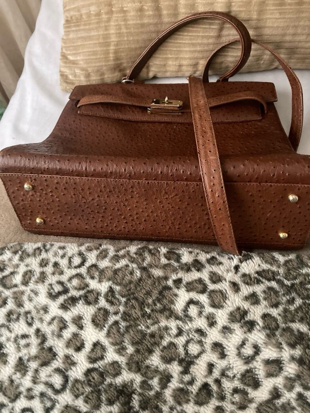 Bolso de piel marrón impecable