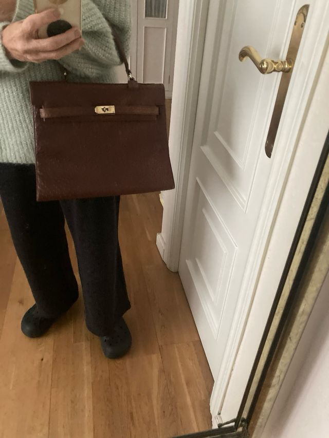 Bolso de piel marrón impecable