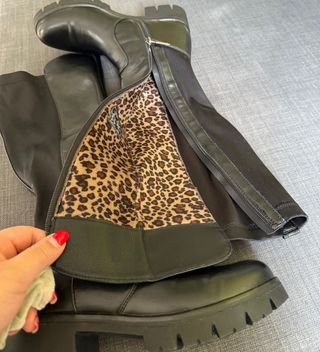 Bota alta mujer negra