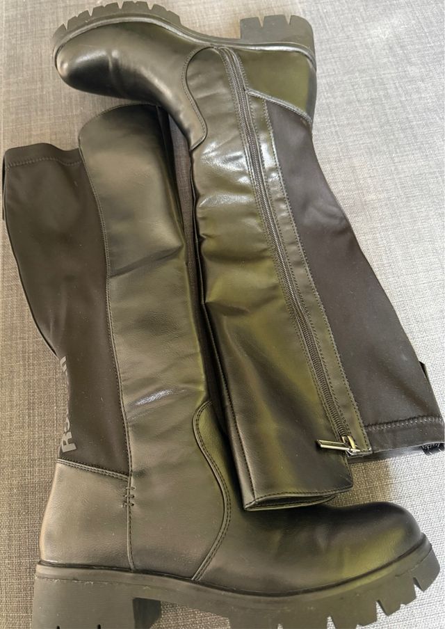 Bota alta mujer negra