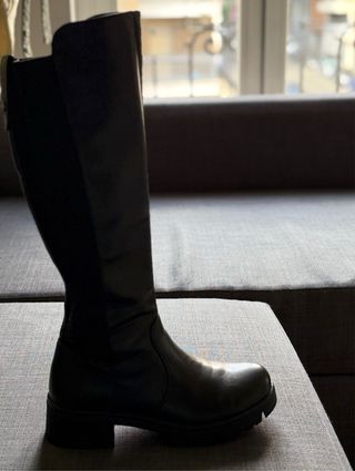 Bota alta mujer negra