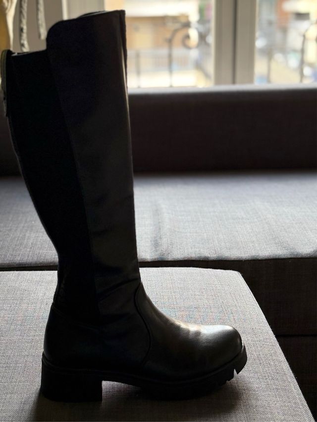 Bota alta mujer negra