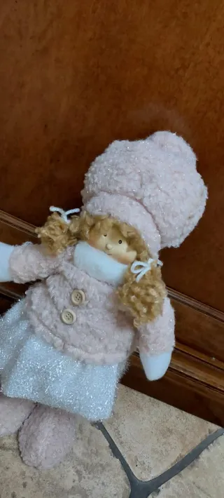 Bellissima bambola con vestito rosa e bianco