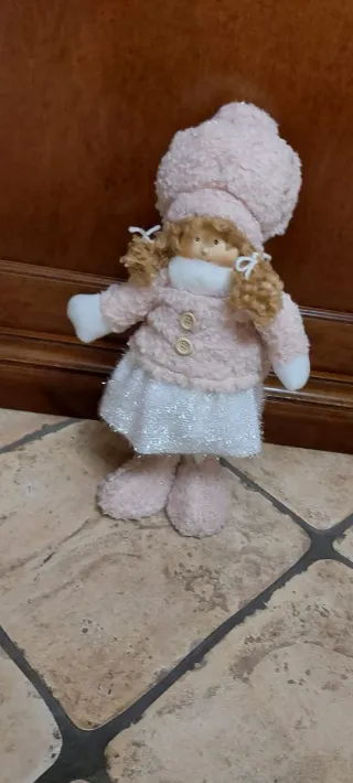 Bellissima bambola con vestito rosa e bianco