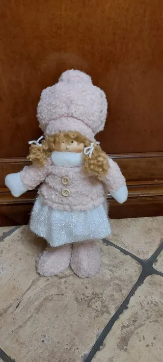 Bellissima bambola con vestito rosa e bianco