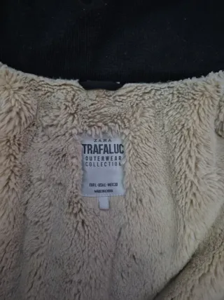 Abrigo negro con detalles dorados