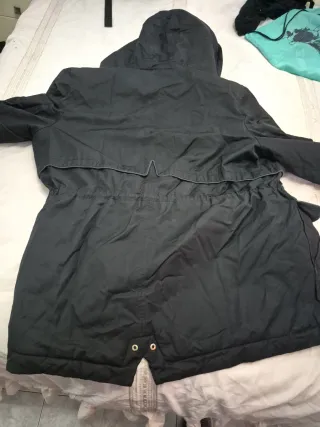 Abrigo negro con detalles dorados