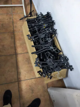 50 perchas 25 pantalo 25 camisero