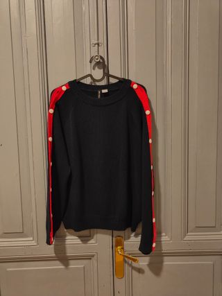 Jersey H&M negro y rojo con botones
