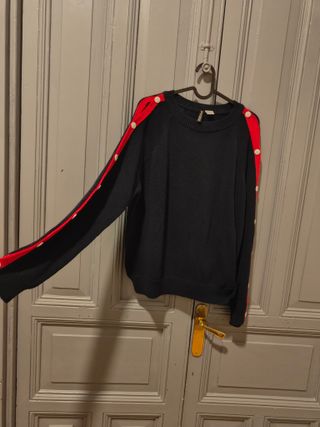 Jersey H&M negro y rojo con botones