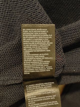 Jersey H&M negro y rojo con botones