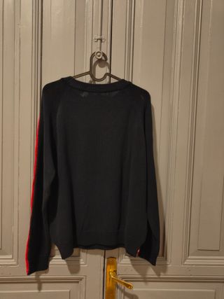 Jersey H&M negro y rojo con botones