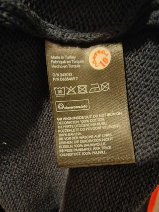 Jersey H&M negro y rojo con botones